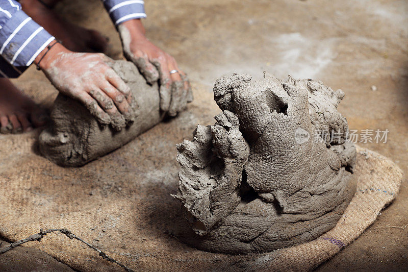 准备粘土(chikni mitti)，用来制作陶罐